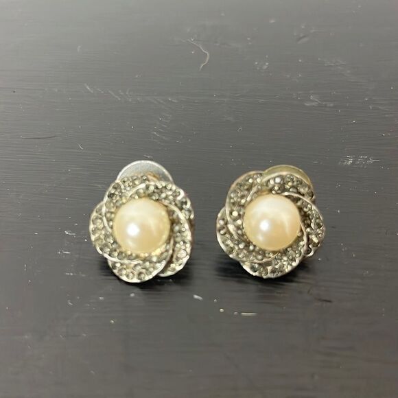 Vintage costume pearl earrings  - Picture 1 of 4